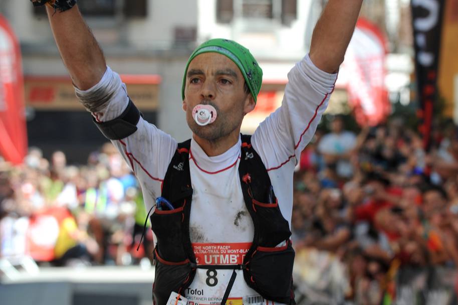 Lo spagnolo Tofol Castanyer Bernat festeggia il secondo posto ex equo al termine della Mont-Blanc Ultra Trail, maratona di 168 km attorno al Monte Bianco (Afp/Jean-Pierre Clatot)